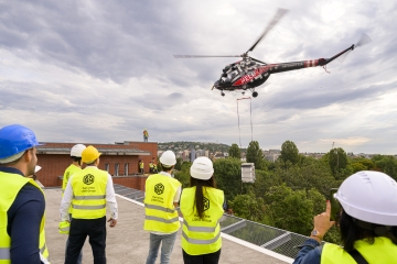 Kórházüzemeltetés: helikopterrel emelték helyére az új klímarendszert a Szent Imre