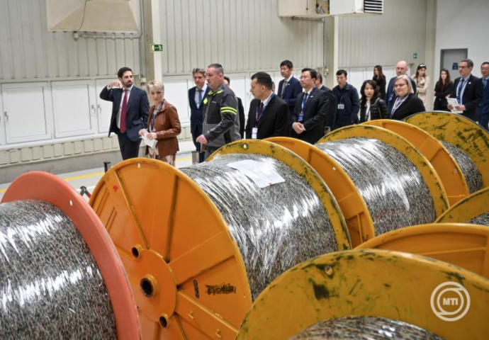 Átadták a száloptikai kábelgyártó Zettanet kisbéri üzemét