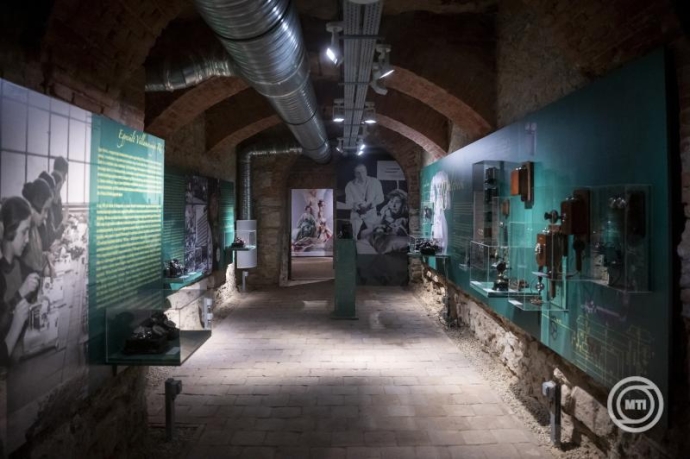 A a telefonálás technikatörténete,  a telekommunikáció kultúrtörténete