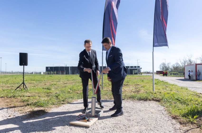 Alapkőletétel: repülőgépgyártó csarnok épül napelemparkkal