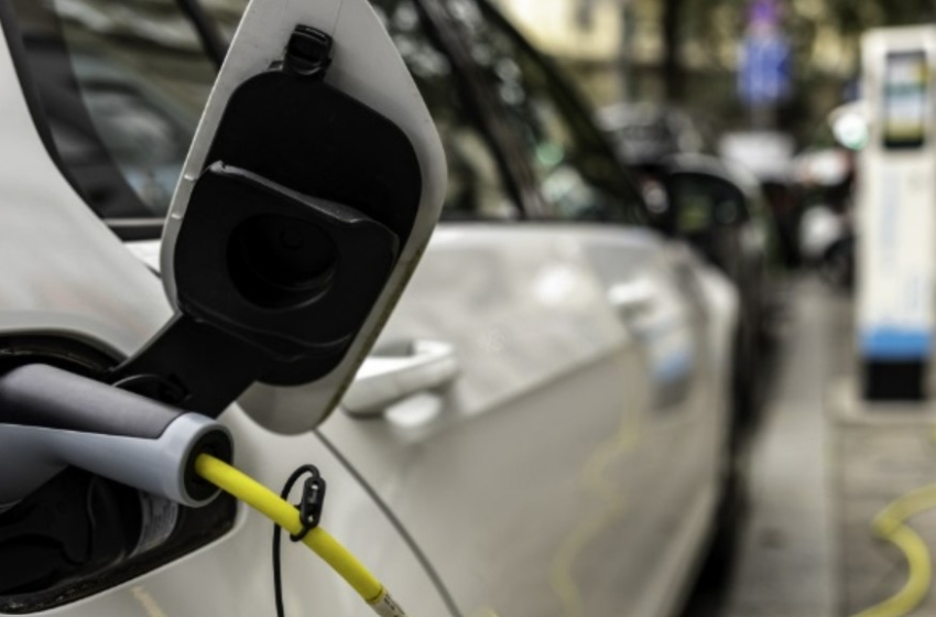 Növekedett az elektromos töltőberendezések száma, miközben csökkent a töltések száma