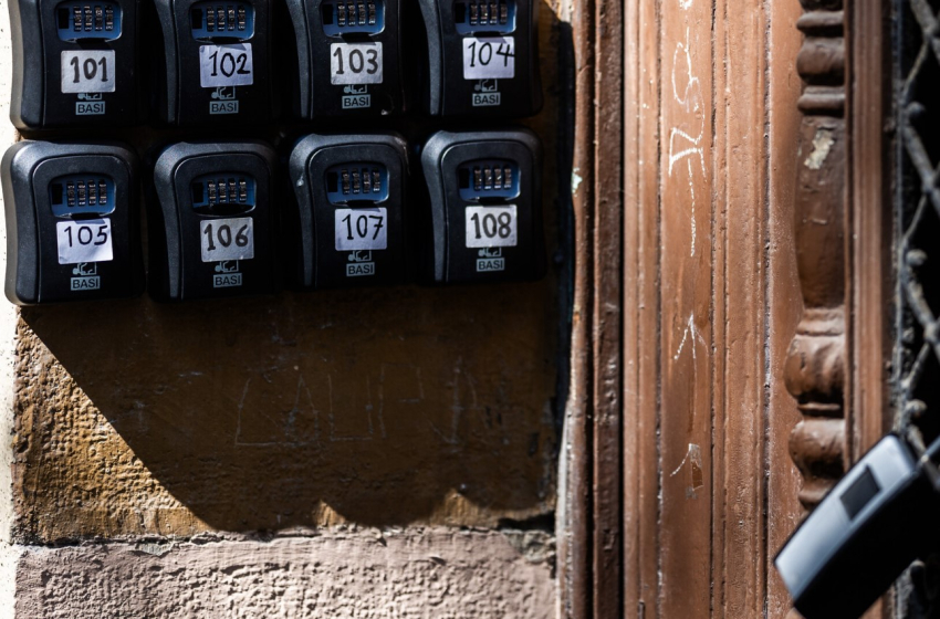 Párizsban betiltották a kulcsszéfeket a közterületeken