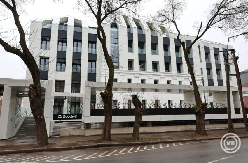 Új központi iroda, K+F és innovációs laboratórium Szegeden