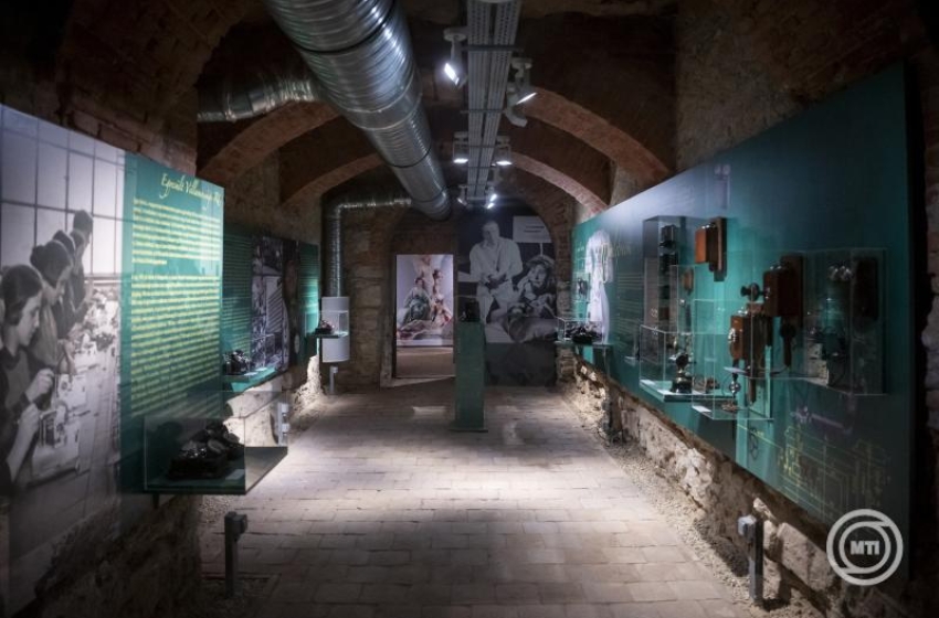 A a telefonálás technikatörténete,  a telekommunikáció kultúrtörténete